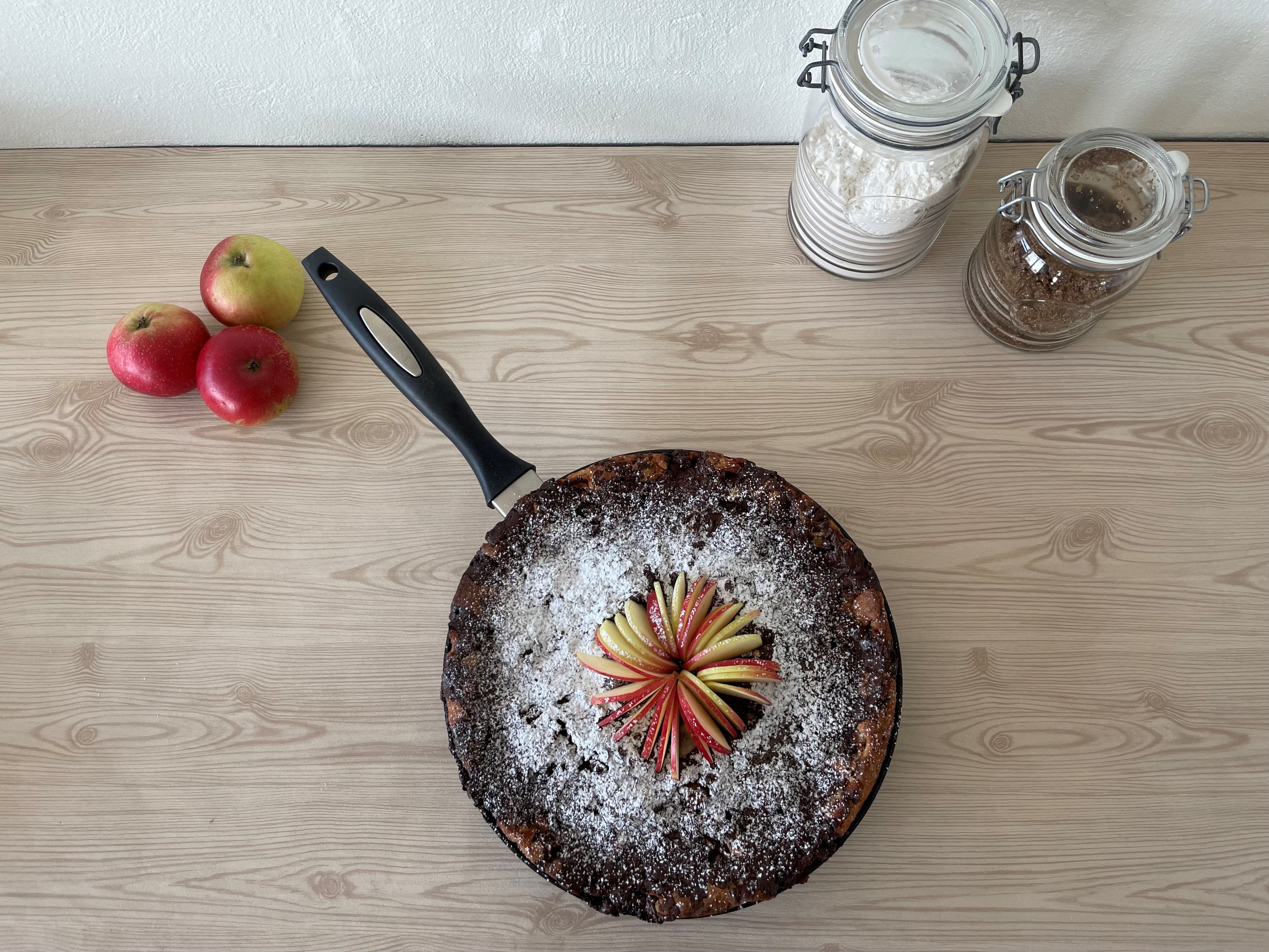 Bagt æblekage i stegepande
