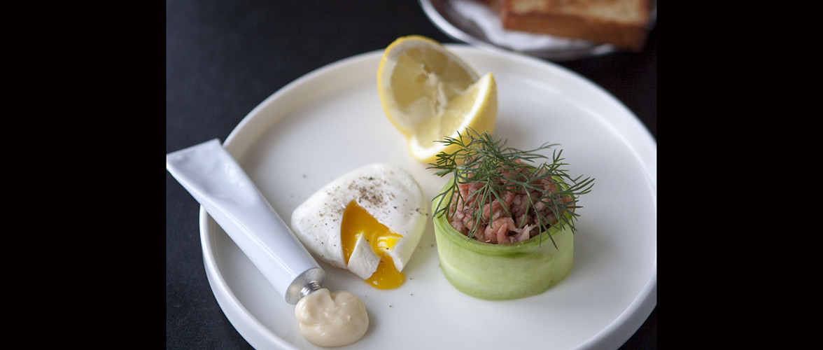Frokost med æg og rejer
