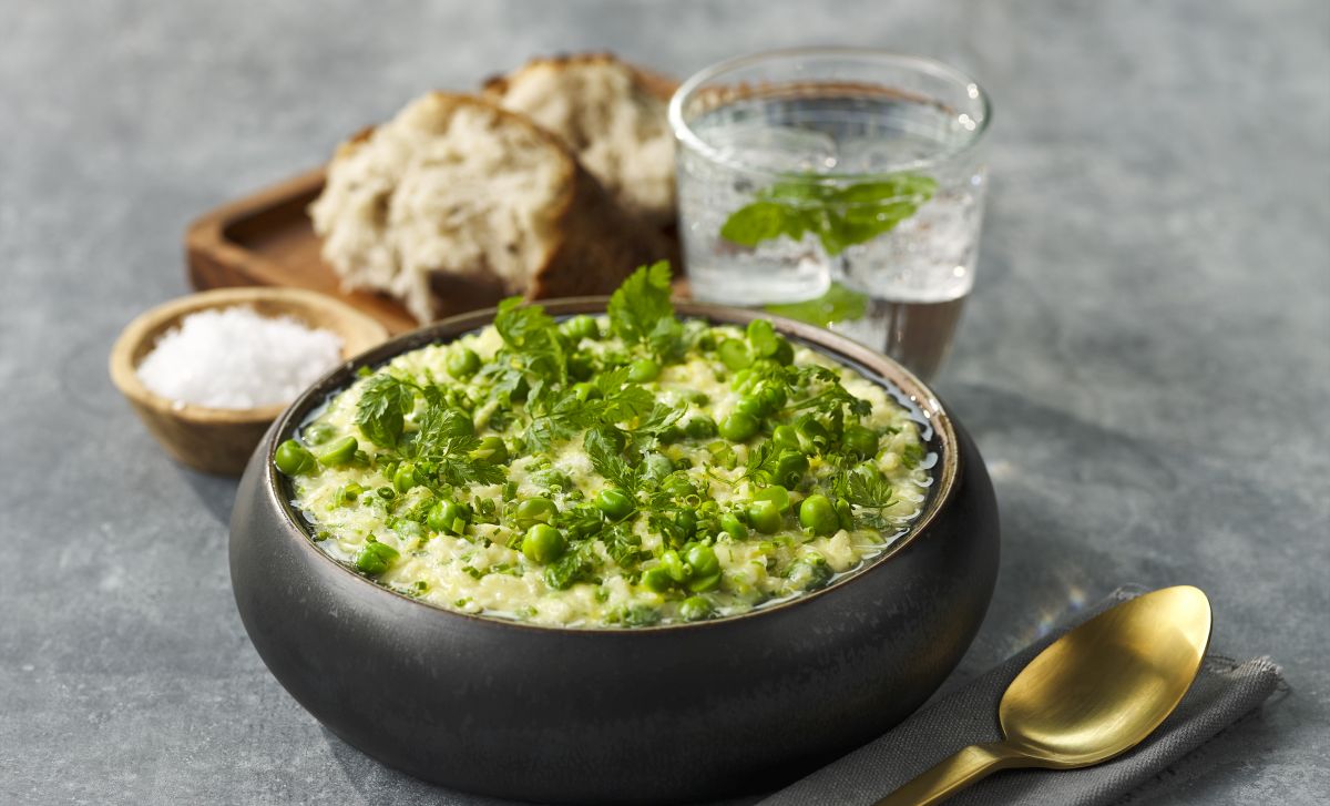 Cremiges Risotto mit grünem Gemüse und Kräutern